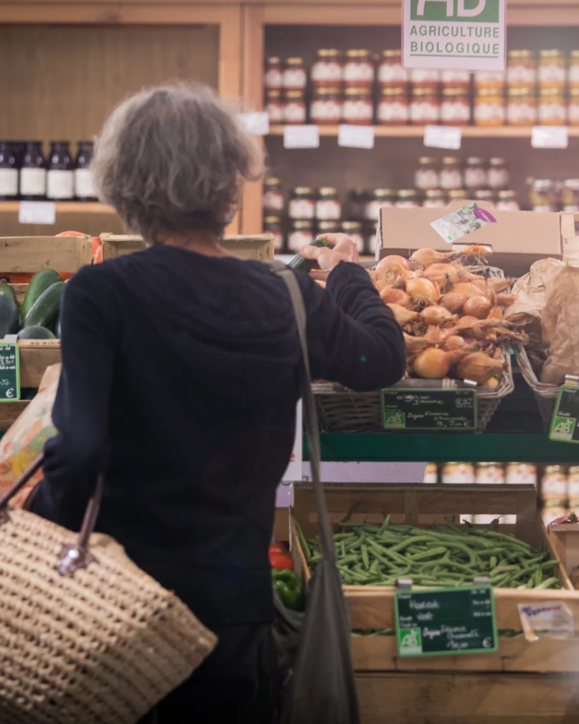cliente qui achète des produits locaux