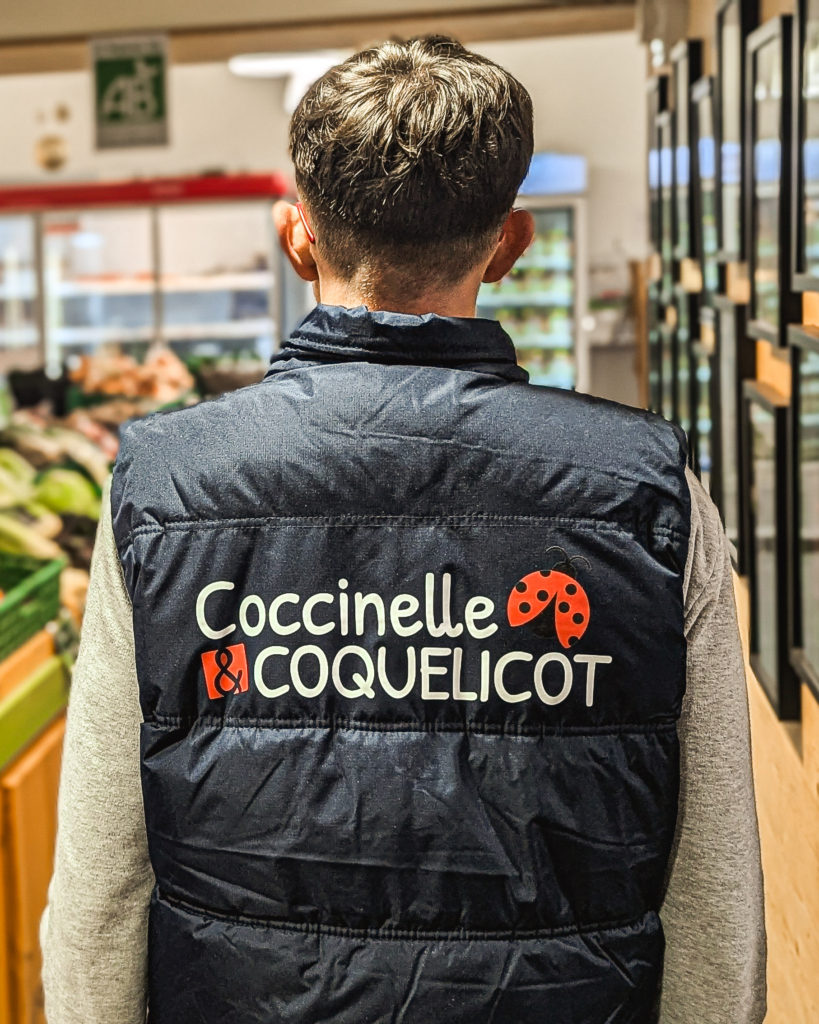 employé de boutique de produits locaux
